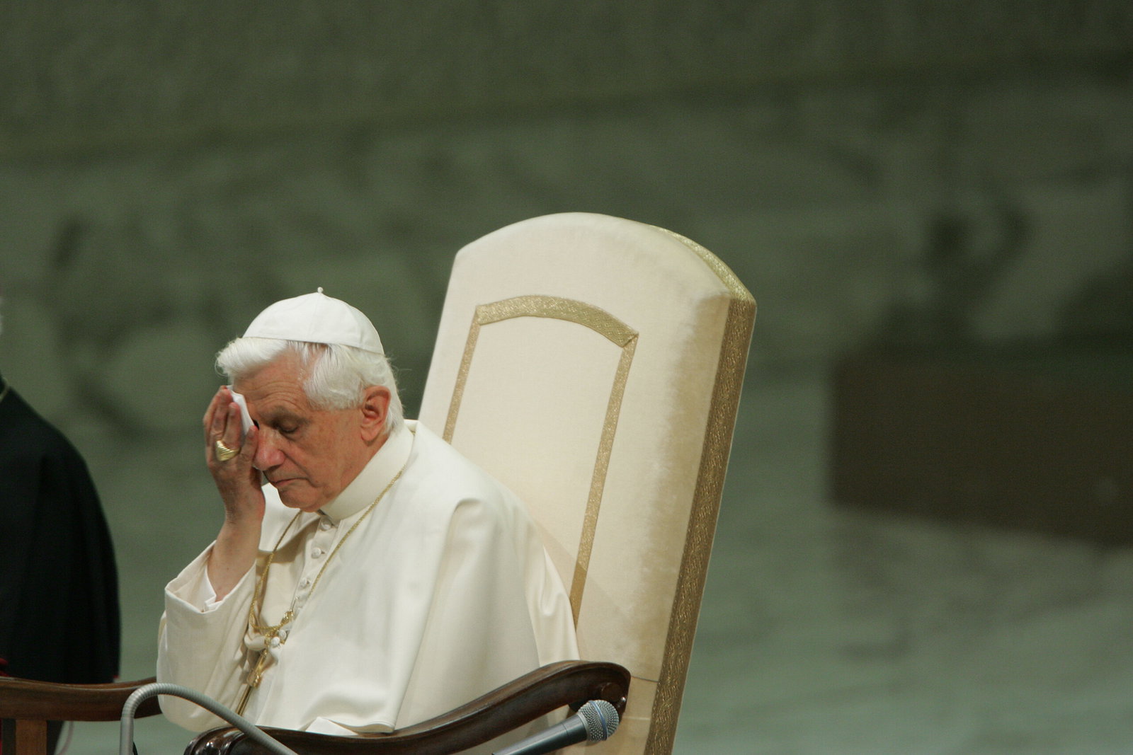 Benedict XVI “very ill” as Pope Francis asks for prayers « Euro Weekly News