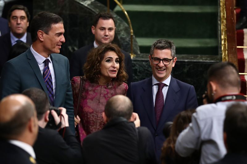 PM Sánchez with Minister Montero following 2023 Budget approval