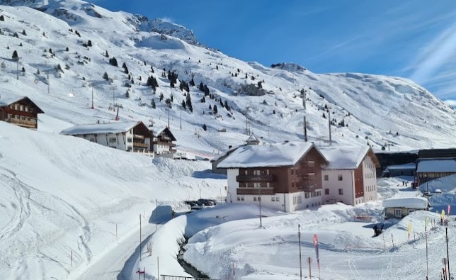 Eight rescued alive, two suspected missing, after massive avalanche in Austrian ski resort