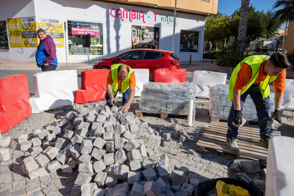 Roadworks begin on roundabout at a busy intersection in Alfaz (Alicante)