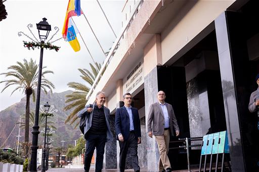 Minister Felix Bolanos and the President of the Canary Islands, Angel Victor Torres, on the island of La Palma.