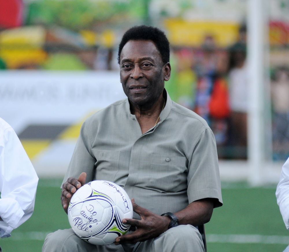 Thousands of fans bid farewell to Pele at Brazil´s football stadium.