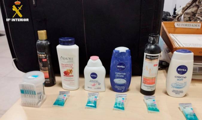 TTwo women arrested in Spain for carrying cocaine diluted in cosmetic bottles.