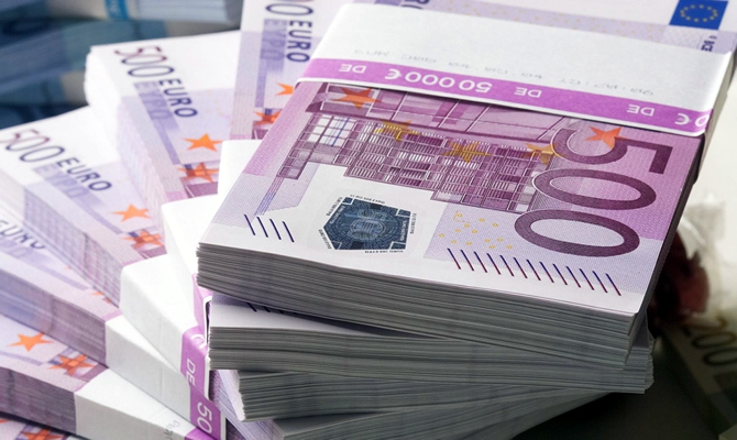Image of bundles of €500 notes.