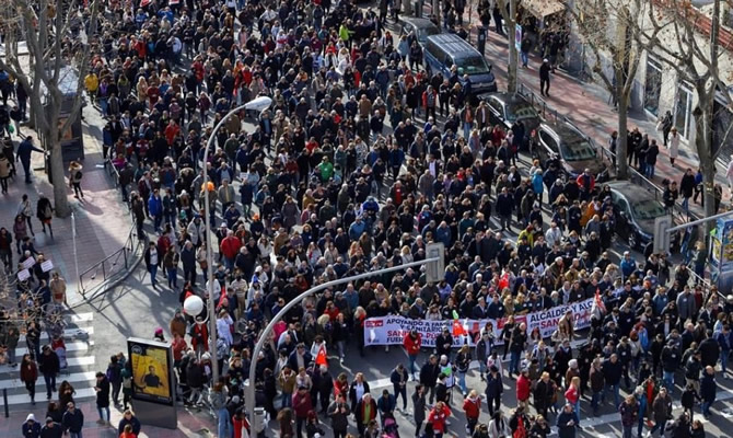 Thousands crowd the streets of Madrid to protest in support of health workers