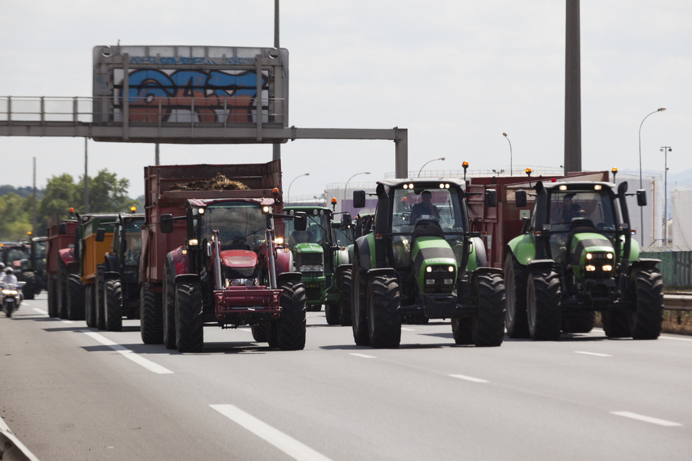 French farmers enter Paris with hundreds of tractors to protest