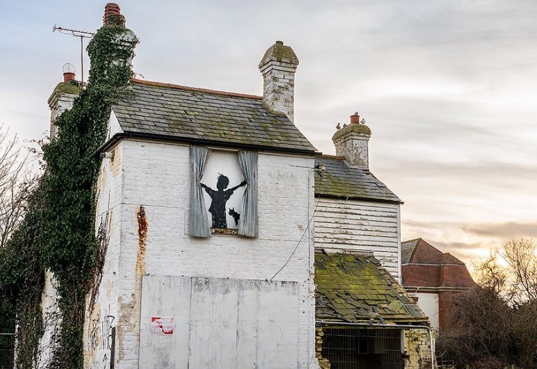 Banksy´s 'Morning is Broken’ artwork DESTROYED after demolition of farmhouse  