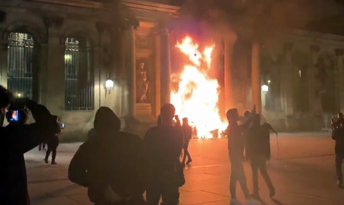 WATCH: Bordeaux town hall set on fire by protesters in France