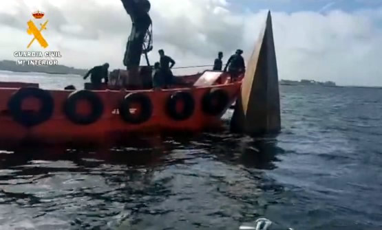 WATCH: Abandoned 'narco-submarine' taken ashore for investigation in municipality of A Illa in Galicia