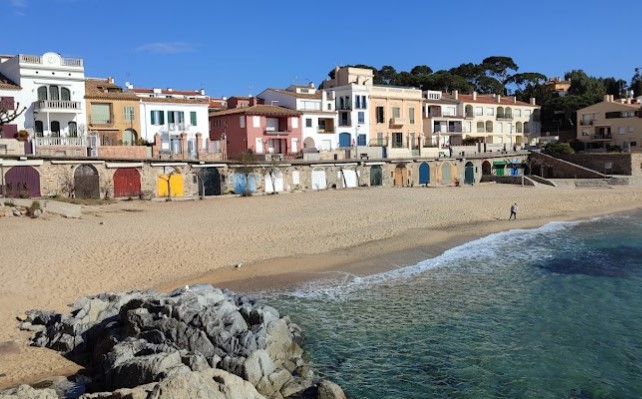 British man dies in suspected drowning incident at a beach in Calella de Palafrugell on the Costa Brava