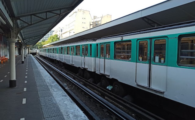 Tragedy on Paris Metro after passenger gets her coat trapped in the train's automatic doors