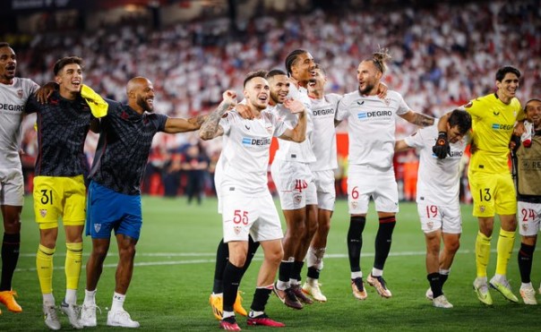 Sevilla embarrass Manchester United to reach last four of the Europa League