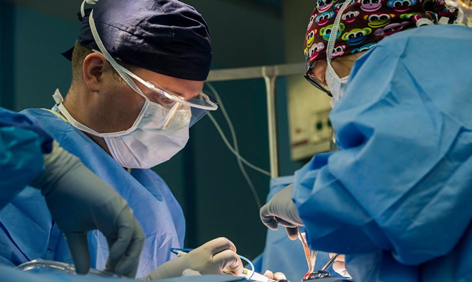 Image of surgeons carrying out an operation.