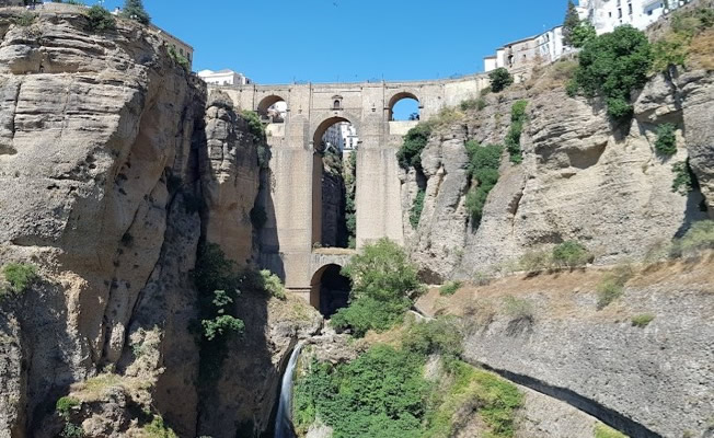 Emergency services in spectacular rescue after teenager falls around 12 metres from the Tajo de Ronda in Malaga