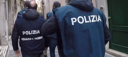Italian police make an arrest in a side street