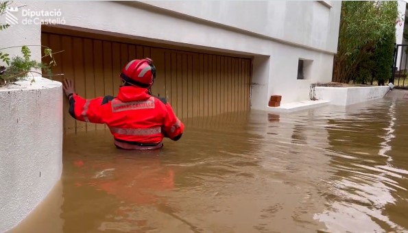 Image of a firefighter in the Castellon floodwater.