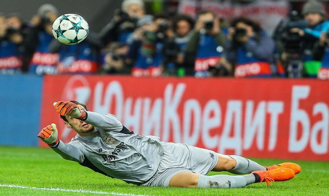 Image of Sergio Rico playing for Sevilla in 2017.