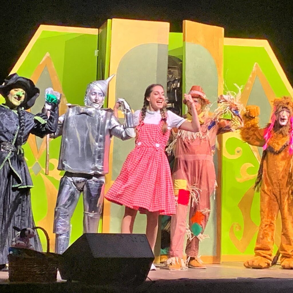 actors in Wizard of Oz performance