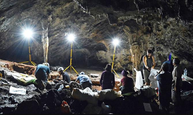 Image of researchers in the Cueva de Ardales.