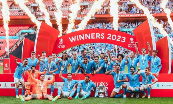 Image of Manchester City with the FA Cup.