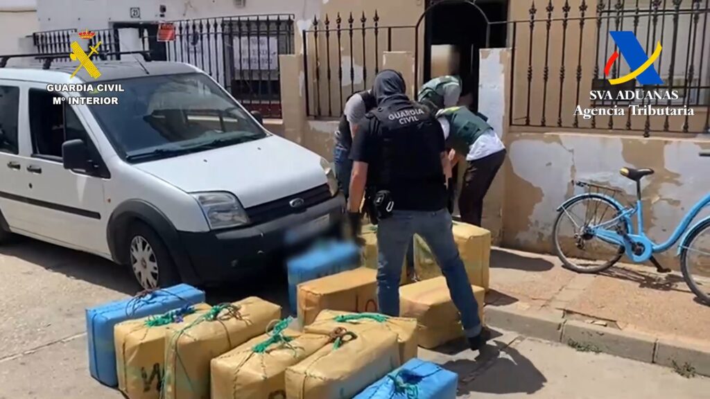Guardia Civil catch a hashish trafficking gang