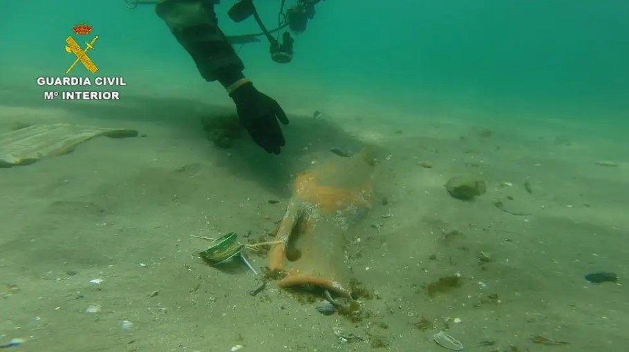 Image of Guardia Civil GEAS divers locating the amphorae in Cadiz.