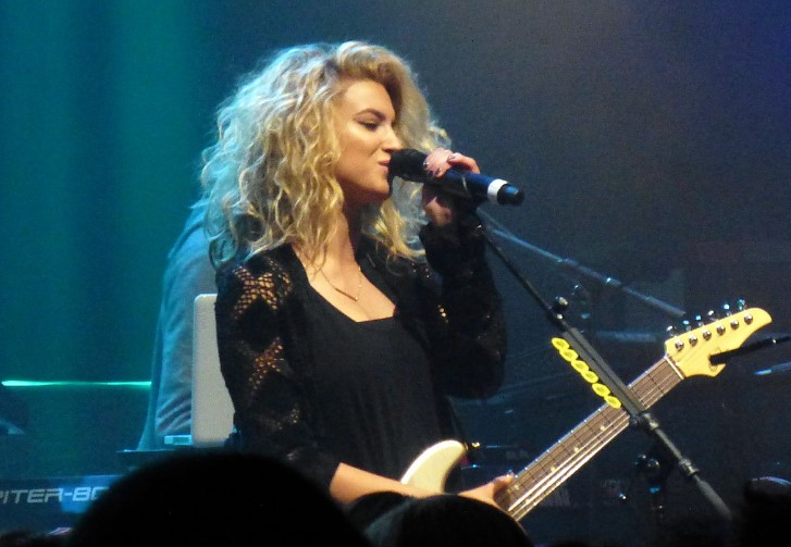 Image of American singer Tori Kelly.