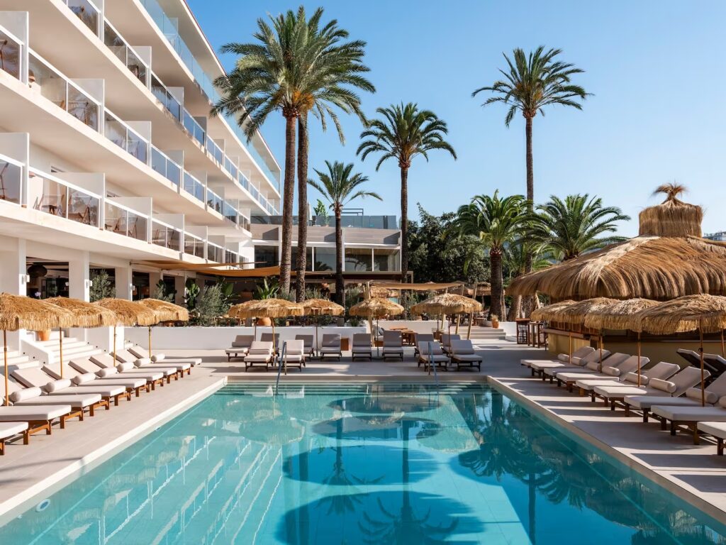 The swimming pool of Zel Mallorca Hotel
