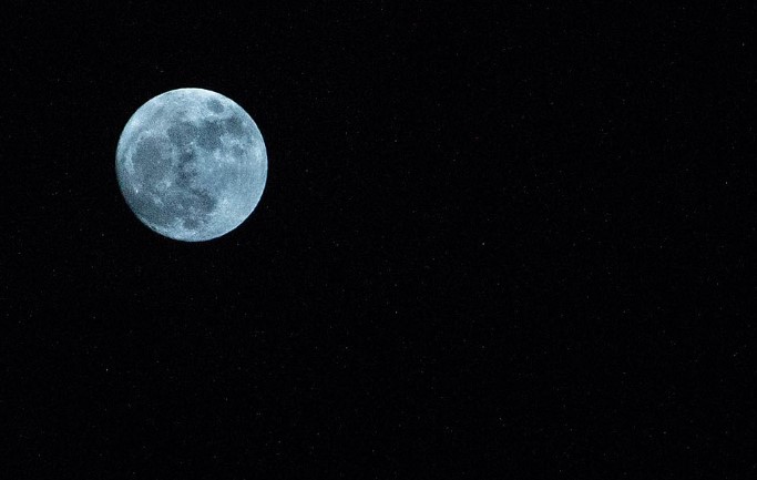 Image of a 'blue moon'.