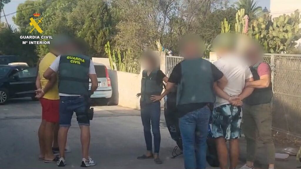 Hungarian fugitives being arrested