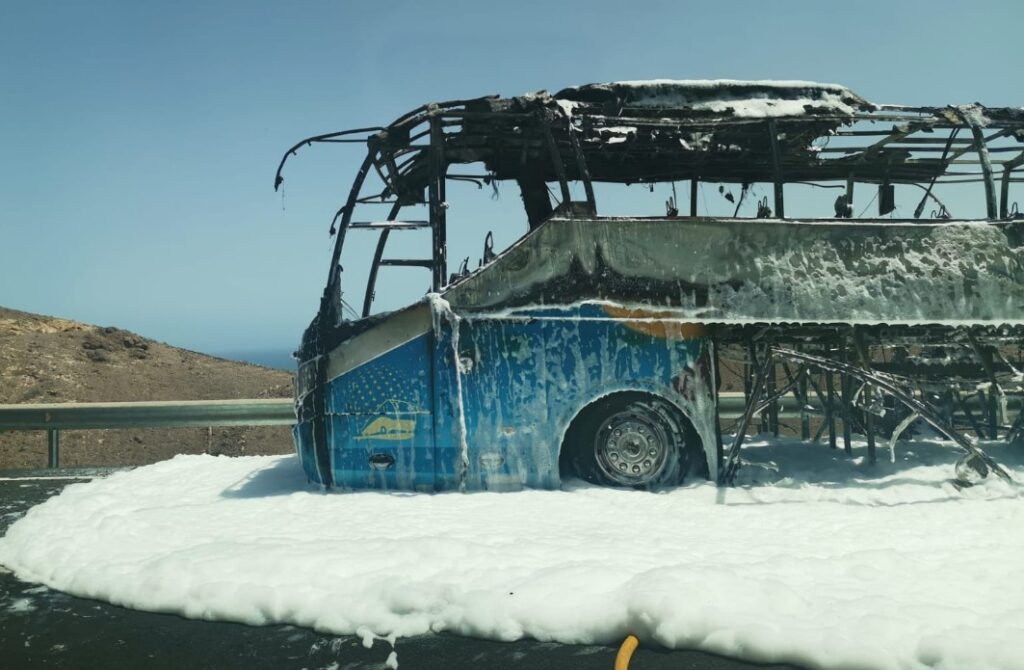 Image of the bus that caught fire in Gran Canaria.