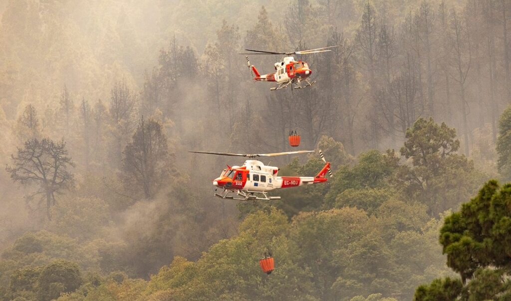 Image of firefighting helicopters in Tenerife.