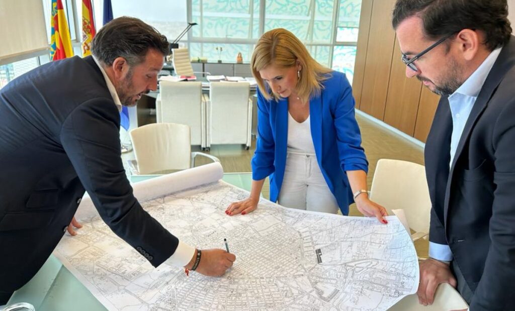 Councillors discussing the Elche Tram Project