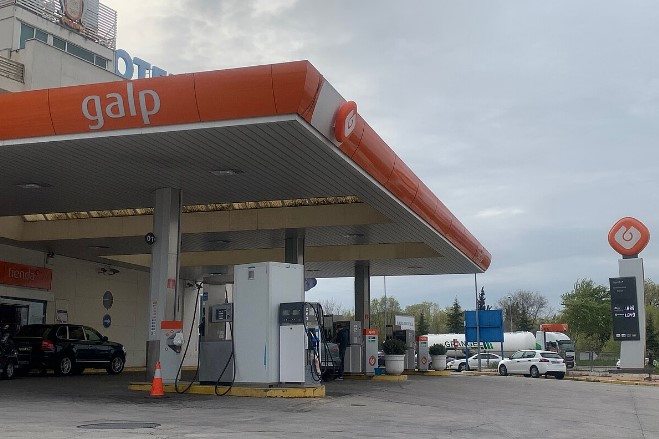 Image of a Galp petrol station.