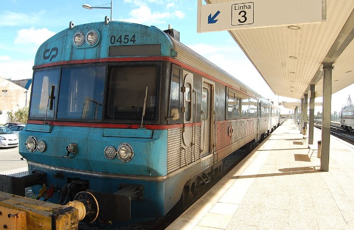 Image of a train at Lagos station in Portugal.