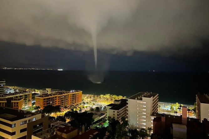 Image of a small tornado off the coast of Torremolinos.