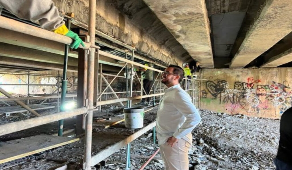 Image of Almuñécar councillor Francisco Rodríguez inspecting the Seco River bridge.