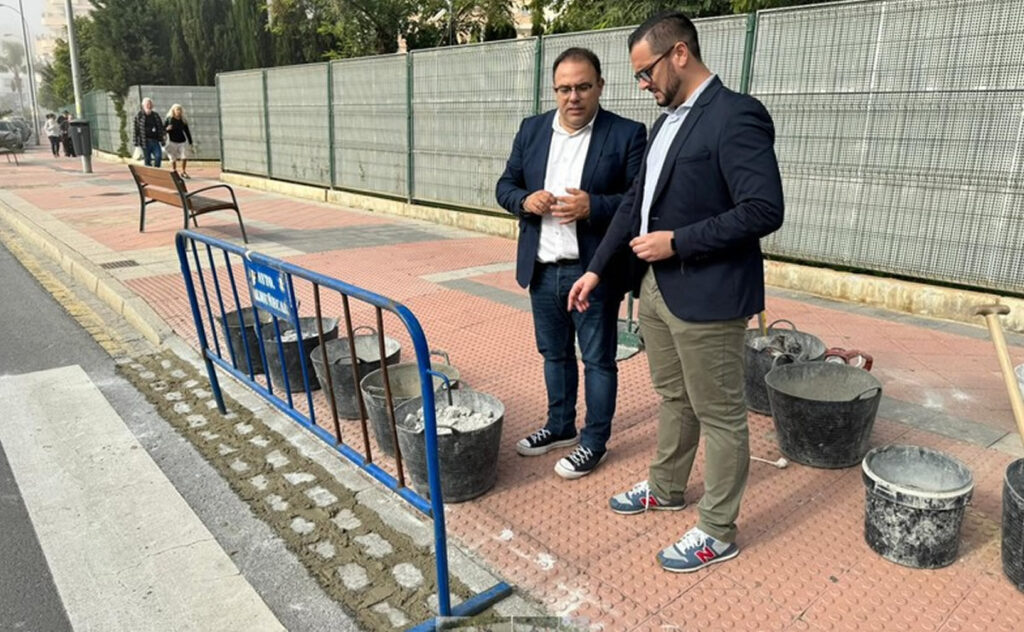 Image of work being carried out to improve Almuñécar's pedestrian crossings.