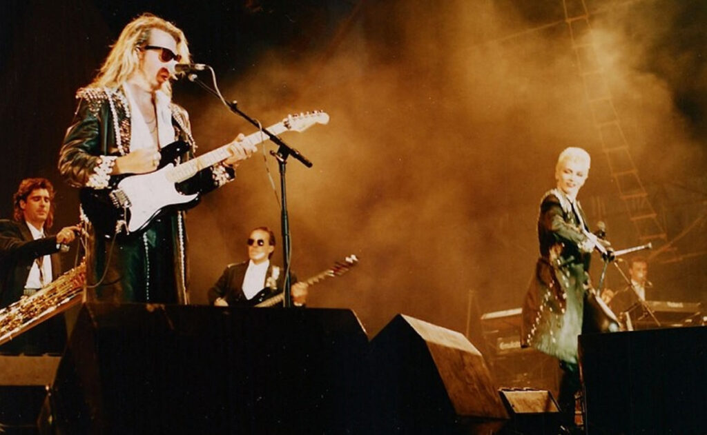 Image of The Eurythmics on stage in 1987.
