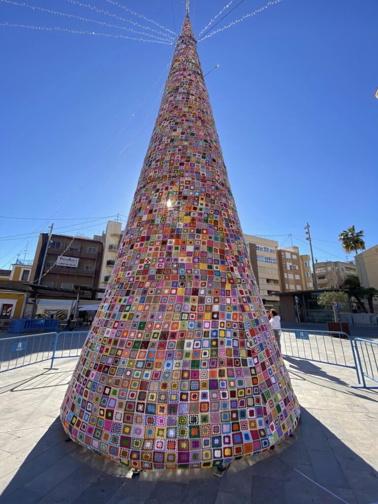 Guardamar's Yarn of Joy: A Christmas Tree Woven with 10,000 Crochet Squares