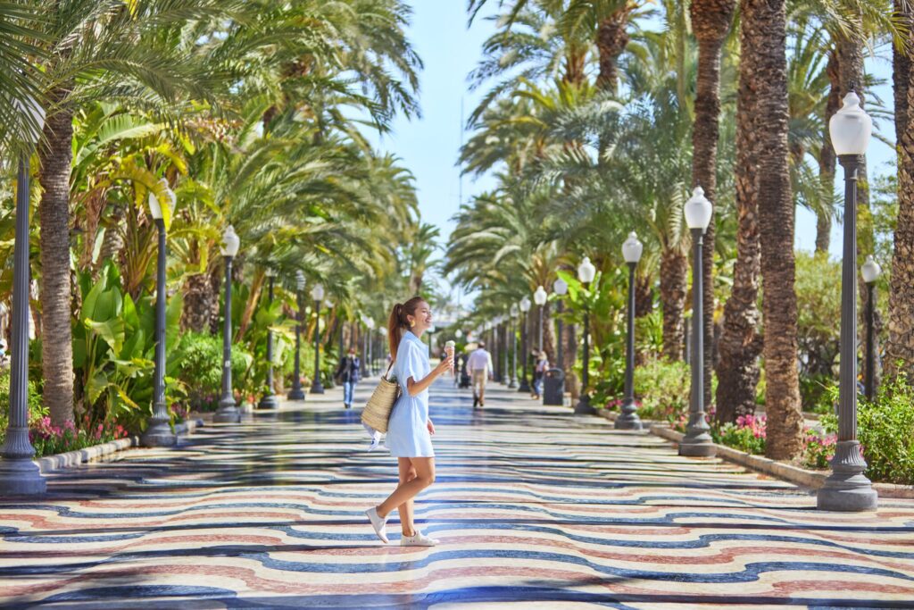Esplanade evolution: Alicante's iconic promenade sets October 31 deadline.