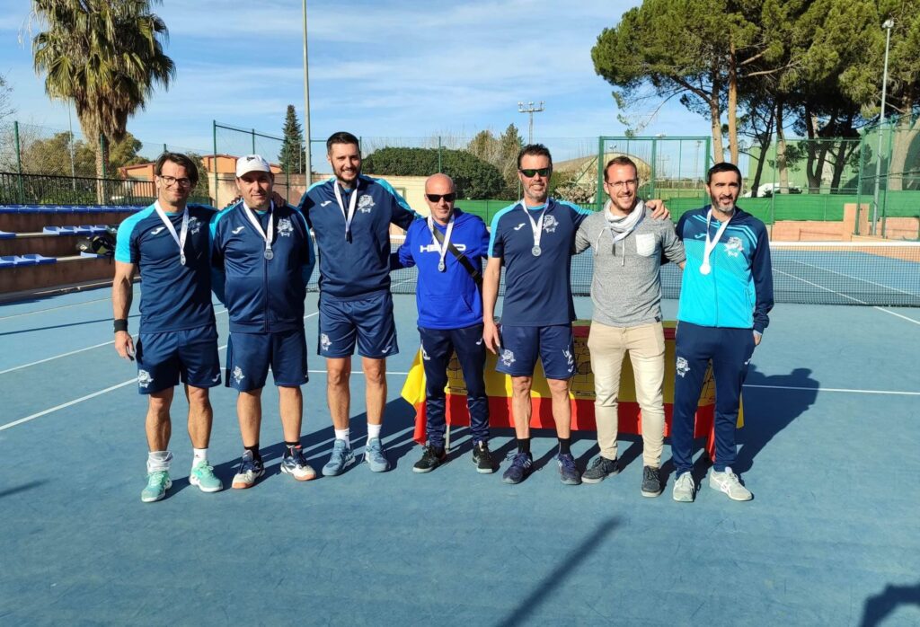 Pinoso Tennis Club's veterans +35 team secures silver.