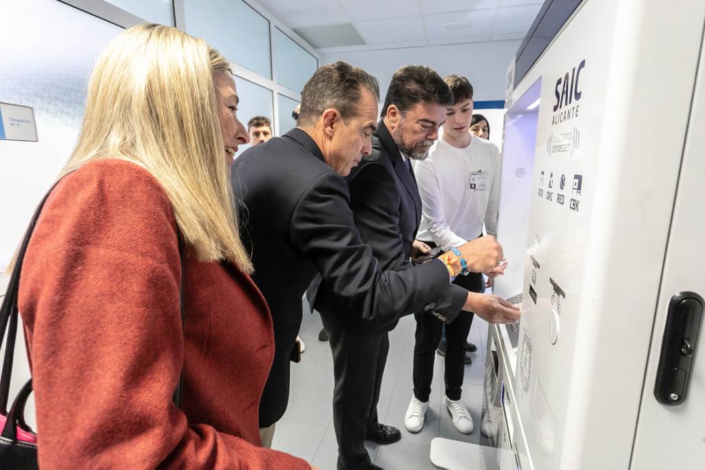 Alicante's Mayor and Councillors for Innovation and Commerce in a Cyber Kiosk.