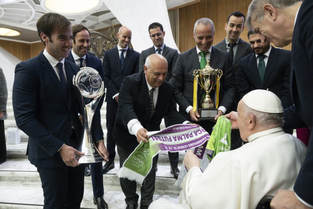 Mallorcan futsal team meet Pope Francis.