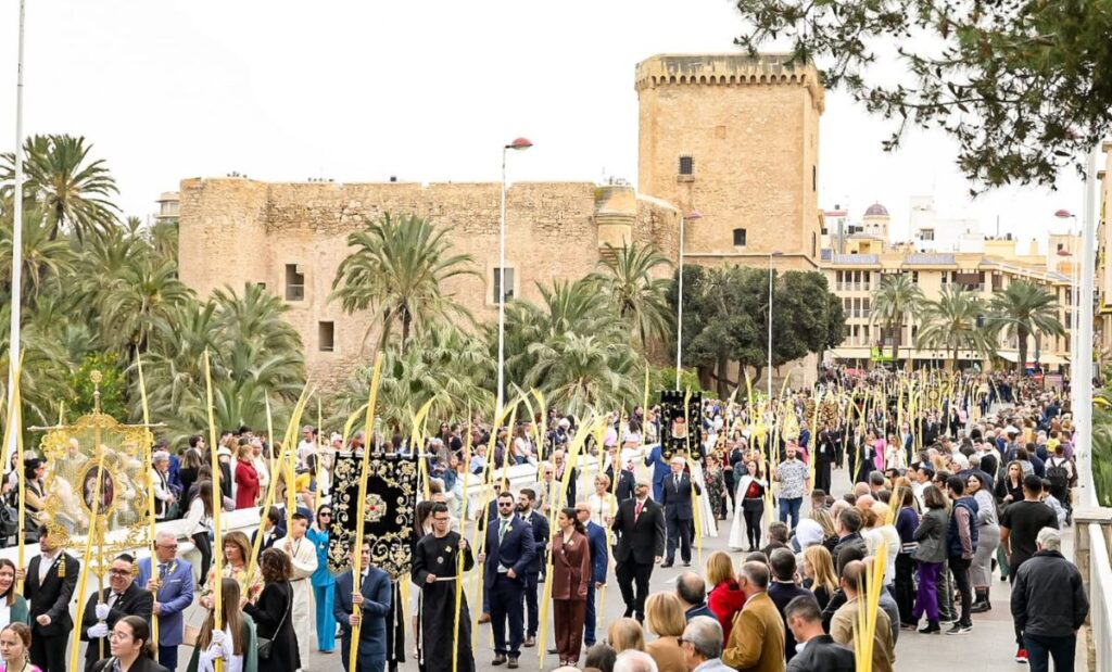 Elche's enchanting Palm Sunday procession: A spectacle of tradition.