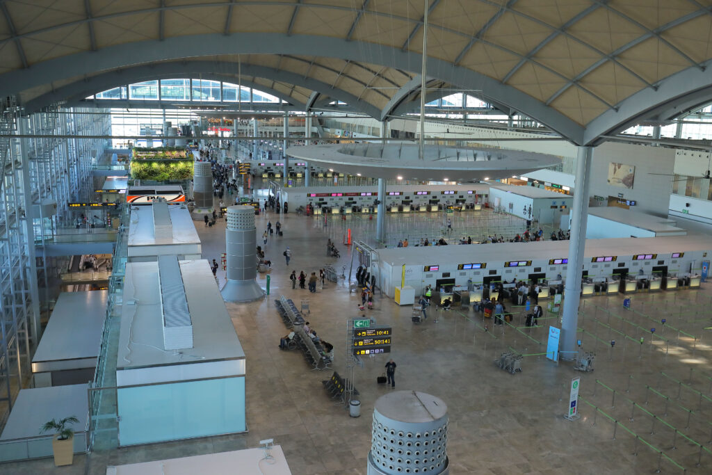 Sky high success: Alicante Airport sets new records.
