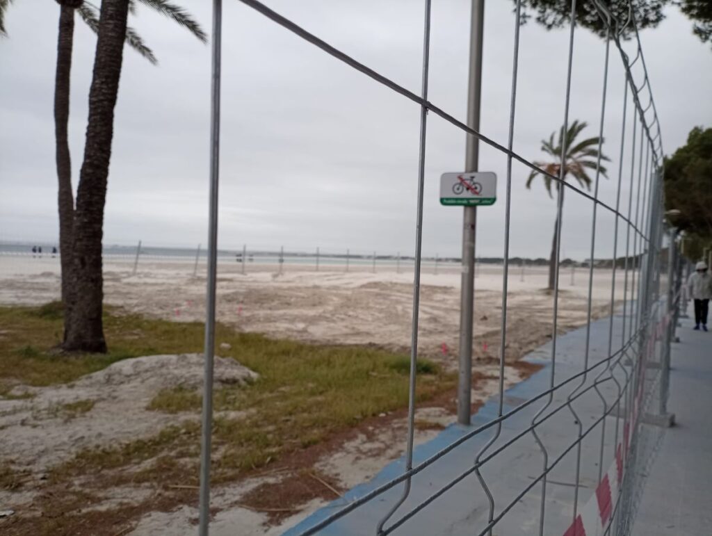 Image: Absent beach kiosk on Alcudia beach., fenced off beach area.