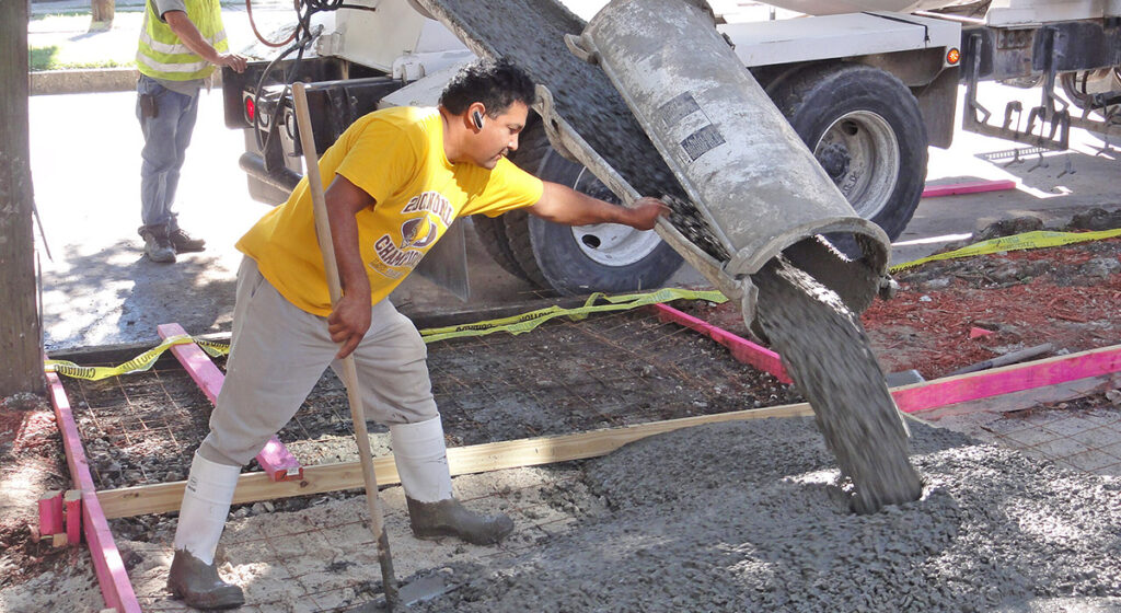 Cement with a low carbon footprint