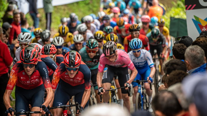 On the eve of the much-feared stage through the strade bianche of Siena, Australian rider Luke Plapp seized a dramatic solo victory in the eighth stage of the Giro d’Italia. The 23-year-old from Melbourne, born on Christmas Day 2000, attacked from the breakaway and defied a grueling course through the Sibillini mountains to cross the finish line alone in Castelraimondo.