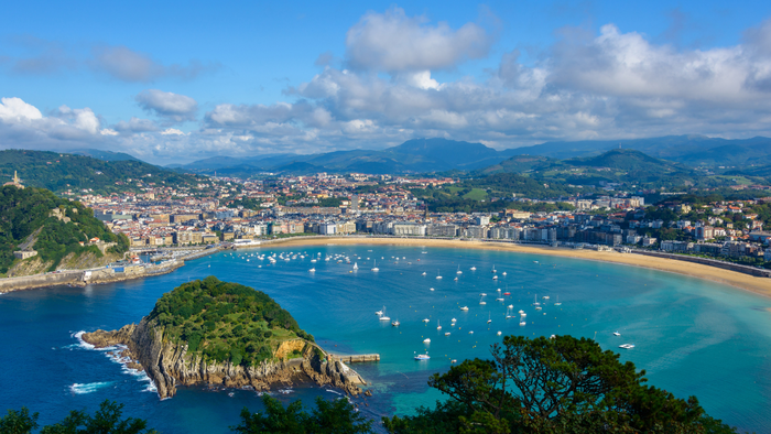 Panoramic view of San Sebastián’s beach and city with boats in the bay